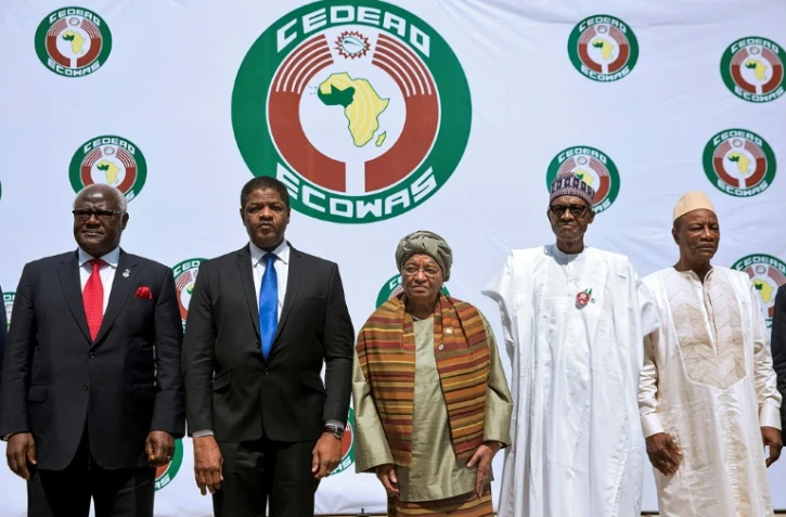 (G à D) le président de Sierra Leone Ernest Bai Koroma, le président de la Cedeao Marcel Alain de Souza, la présidente du Liberia Ellen Johnson, le président du Nigeria Muhammadu Buhari (R) et le président guinéen Alpha Conde, le 17 décembre 2016 à Abuja