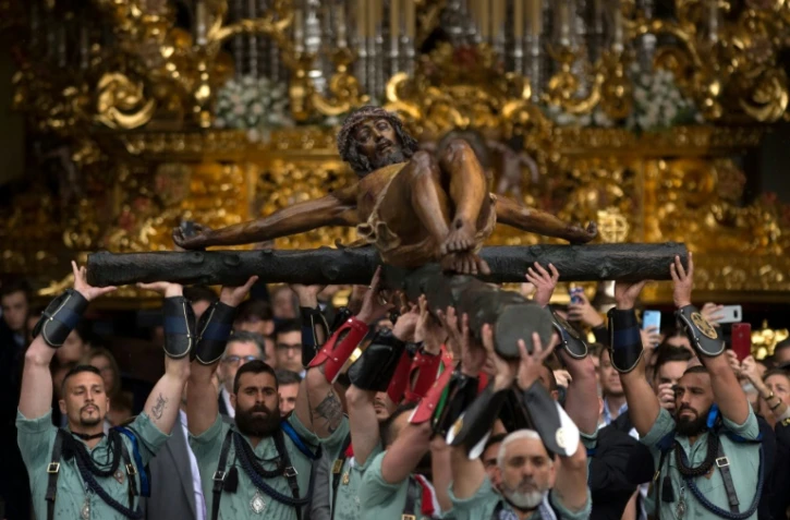 Des membres de la Légion espagnole portent le "Christ de la Bonne Mort" en croix, lors d'une procession à Malaga pendant les célébrations de la Semaine Sainte à Malaga le 18 avril 2019
