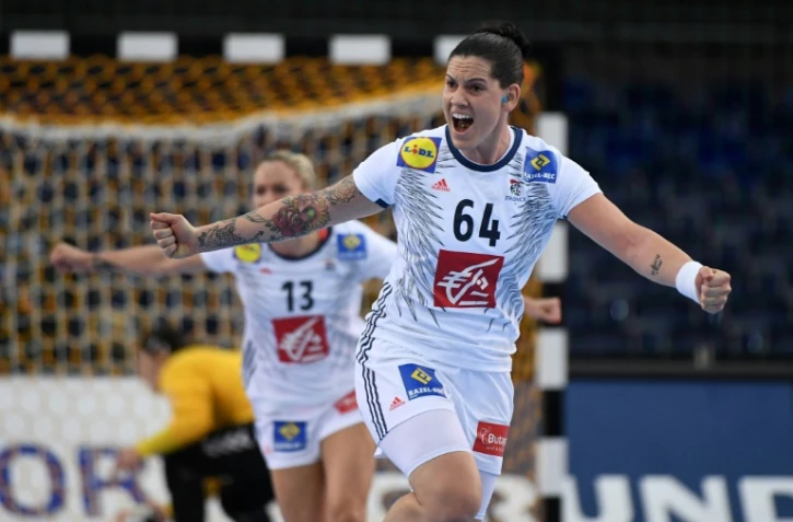 La joie de l'aillière des Bleues Manon Houette après un but face au Monténégro au Mondial féminin de hand, le 12 décembre 2017 à Leipzig