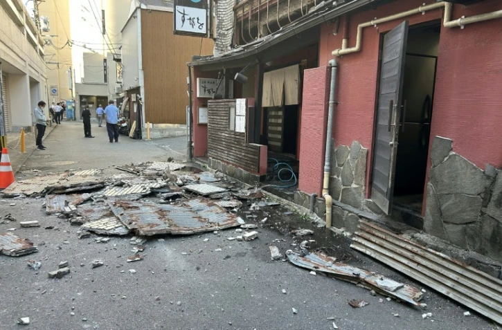 Le mur extérieur d'un commerce s'est effondré dans la ville de Kumamoto, après le séisme de magnitude 7,1 qui a frappé le sud du Japon, le 28 juillet 2026
