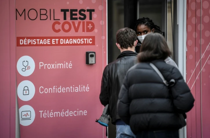 File d'attente devant une cabine de tests Covid-19 à Paris le 23 décembre 2021