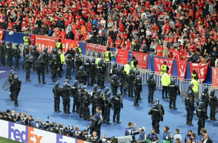 Des policiers anti-émeutes face aux supporters de Liverpool après la finale de la Ligue des champions au Stade de France à Saint-Denis, le 28 mai 2022