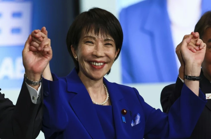 Sanae Takaichi, une nationaliste radicale, salue ses partisans après avoir été élue cheffe du Parti Libéral-Démocrate (PLD) au pouvoir, et avant de prendre probablement la tête du gouvernement japonais, à Tokyo, le 4 octobre 2025