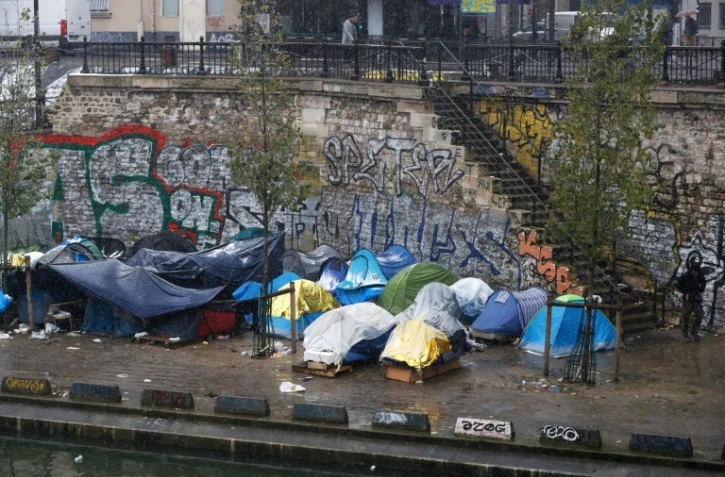 Des migrants dorment sous des tentes au bord du canal Saint-Martin à Paris, le 6 février 2018