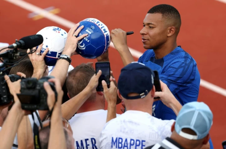 L'attaquant vedette de l'équipe de France Kylian Mbappe signe des autographes, le 5 septembre 2023 à Clairefontaine