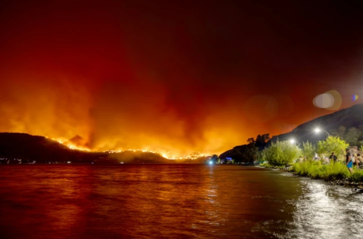 Un incendie fait rage à West Kelowna, au Canada, le 17 août 2023