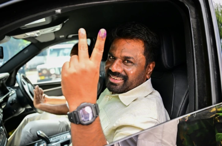 Le président du Sri Lanka, Anura Kumara Dissanayake, montre son doigt encré alors qu'il quitte le bureau de vote à Colombo, le 14 novembre 2024