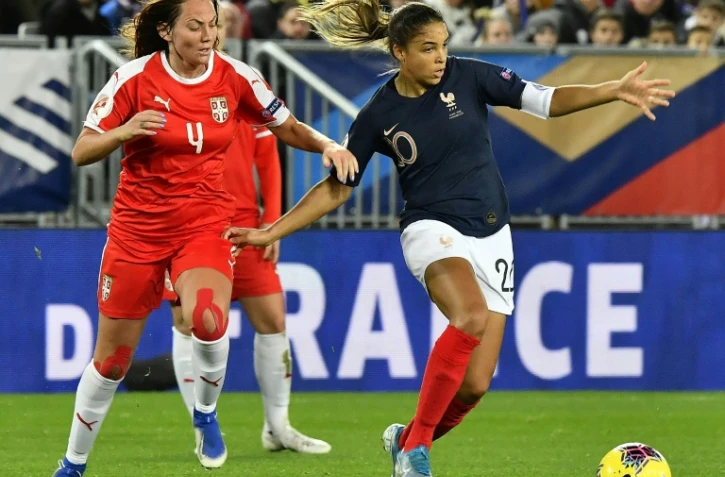 La Française Delphine Cascarino (d) poursuivie par la Serbe Marija Ilic en match de qualification pour l'Euro-2021, le 9 novembre 2019 au Matmut-Atlantique à Bordeaux