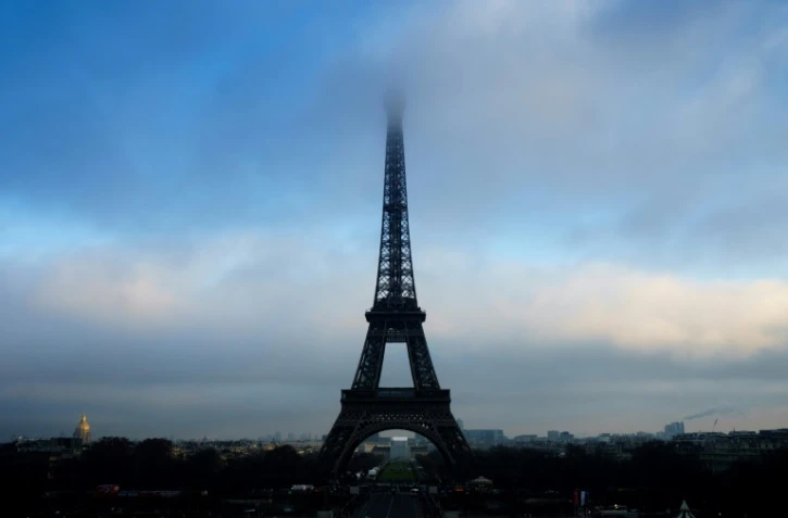 Vue sur la tour Eiffel à Paris, le 2 janvier 2017