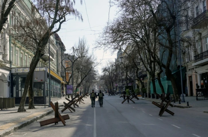 Des soldats marchent dans une rue vide d'Odessa (Ukraine), le 17 mars 2022