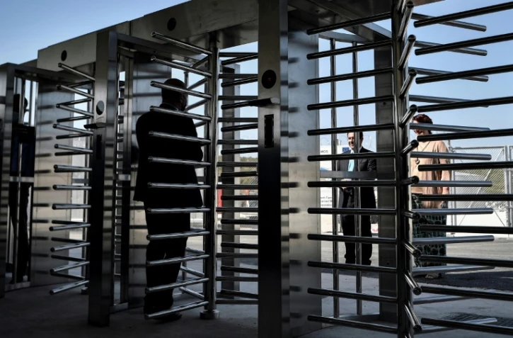 Le ministre grec des Migrations Notis Mitarachi devant le centre d'accueil et d'identification des migrants sur l'île de Samos en Grèce, le 18 septembre 2021