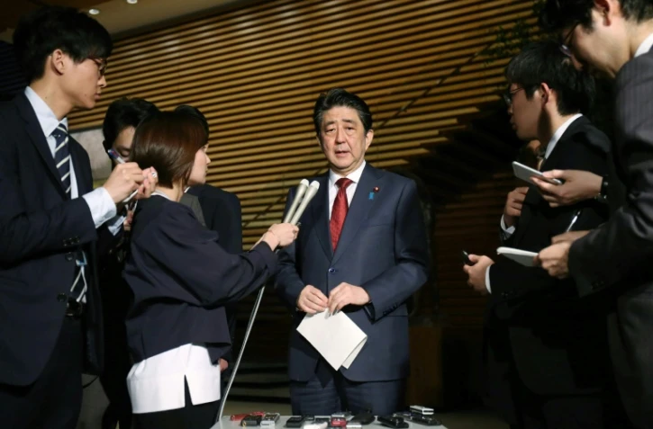 Le Premier ministre japonais Shinzo Abe répond à des journalistes, le 14 avril 2018 à Tokyo