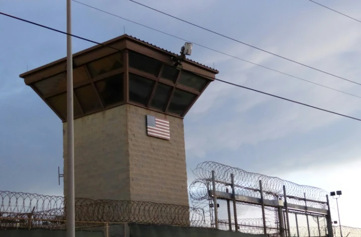 La porte principale de la prison militaire de Guantanamo, Ă Cuba, le 16 octobre 2018