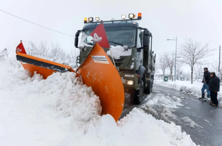 Une chasse-neige de l'armée espagnole à Vollacastin, dans la province de Ségovie, dans le nord-ouest de l'Espagne, le 7 janvier 2017