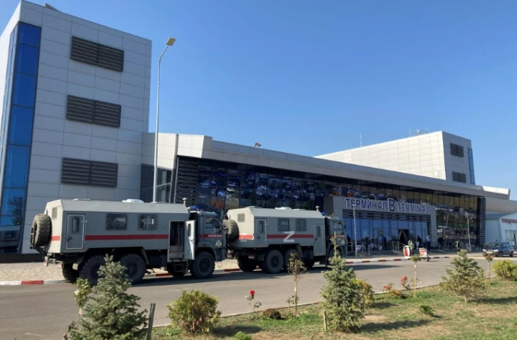 Des fourgons de la Garde nationale russe à l'aéroport de Makhatchkala au Daghestan, le 30 octobre 2023, après des émeutes