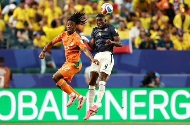 Elye Wahi (à gauche) à la lutte avec le défenseur équatorien Joel Ordonez lors de la victoire de la Côte d'Ivoire 1-0 le 14 juin 2026 à Philadelphie en phase de poule de la Coupe du monde. Interdit de visa par les autorités canadiennes, l'attaquant ivoirien ne pourra participer au deuxième match des Eléphants samedi à Toronto face à l'Allemagne
