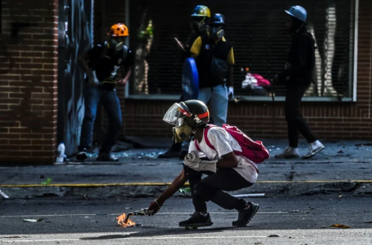 Des manifestants de l'opposition lors de heurts avec la police, le 24 mai 2017 à Caracas, au Venezuela