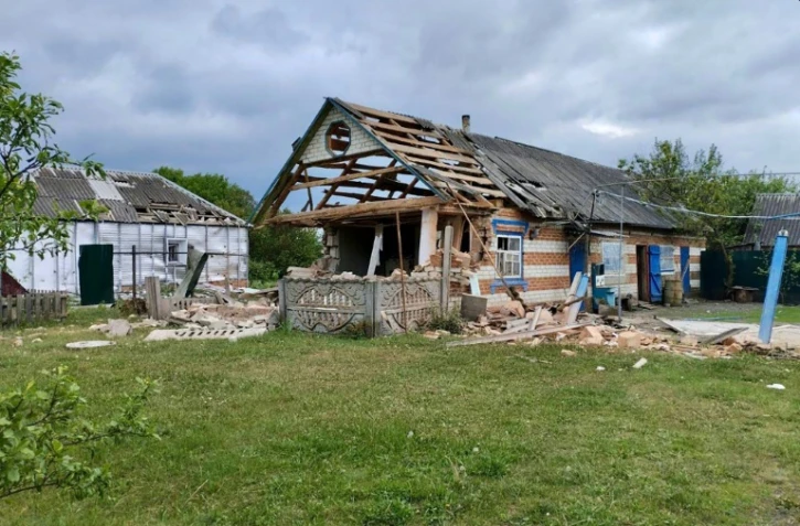 Une maison détruite dans des combats avec un groupe de combattants venus d'Ukraine dans la région frontalière russe de Belgorod. Photo mise en ligne le 23 mai 2023 par le gouverneur de la région.
