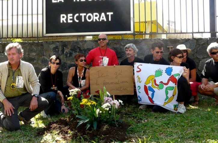 Mardi 1er juin 2010 -
 
Le SNEP-FSU devant le Rectorat (Photo : AO)