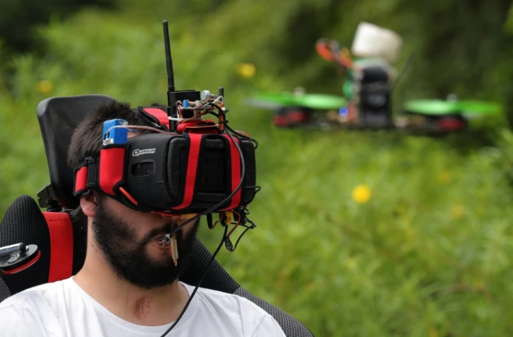 Agustin Zanoli, tétraplégique, pilote un drone spécialement conçu pour lui, qu'il dirige d'un mouvement de tête, en accélérant avec la bouche, le 25 février 2017 à Cordoba, en Argentine