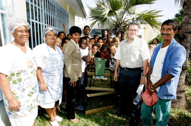 Mardi 1er juin 2010 - Composteur dans les écoles de Saint-Denis en présence d'Ericka Bareigts, présidente de la Cinor et Gérard Françoise, élu délégué de Ste Clotilde (Photo : DR)