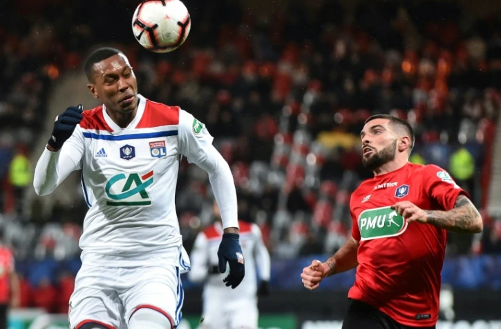 Le défenseur brésilien de Lyon Marcelo (g) devant le défenseur portugais de Guingamp Rebocho, le 7 février 2019 à Guingamp