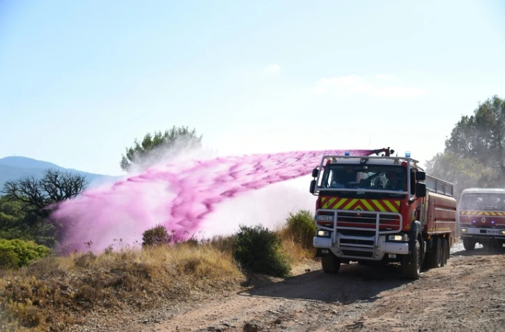 Les pompiers répandent du retardant le 19 août 2021 au Luc, dans le Var