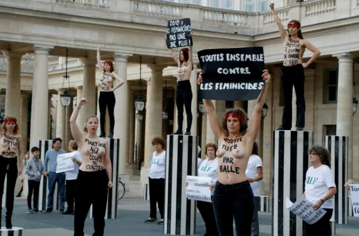 Des activistes Femen organisent une manifestation contre les féminicides au Palais Royal à Paris, le 30 mai 2019