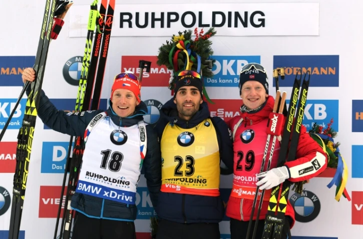 Le biathlète français Martin Fourcade pose sur le podium après sa vIctoire au 20 km individuel de Ruhpolding, le 10 janvier 2018  