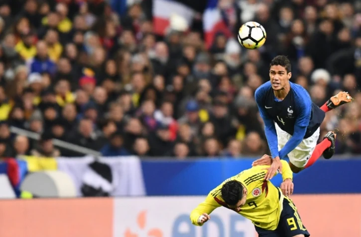 Le défenseur français Raphaël Varane à la lutte avec l'attaquant colombien Radamel Falcao lors du match amical, au Stade de France à Saint-Denis, le 23 mars 2018