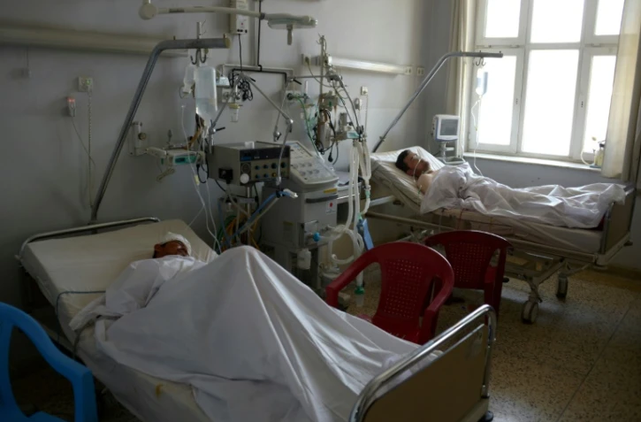 Des soldats de l'armée nationale afghane se font soigner dans un hôpital de Mazar-i-Sharif le 22 avril 2017, après l'attaque des talibans qui a fait au moins 130 morts 