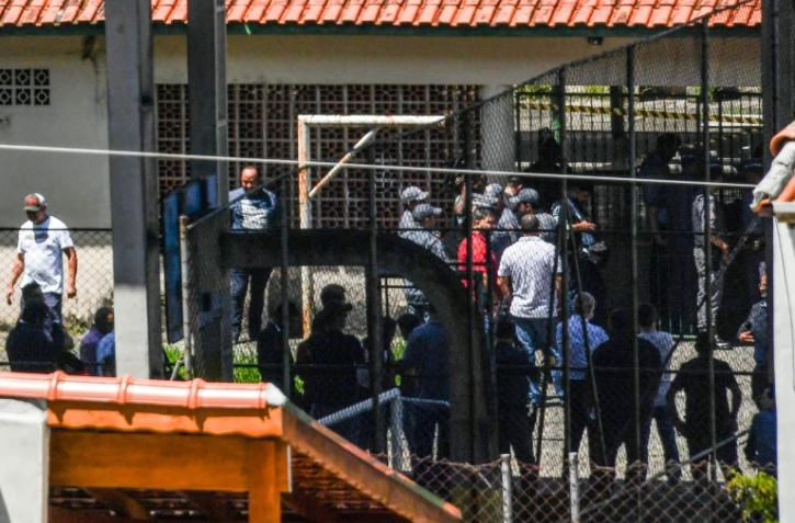 Rassemblement devant l'école  de Suzano, près de Sao Paulo, où des tirs ont fait dix morts le 13 mars 2019.