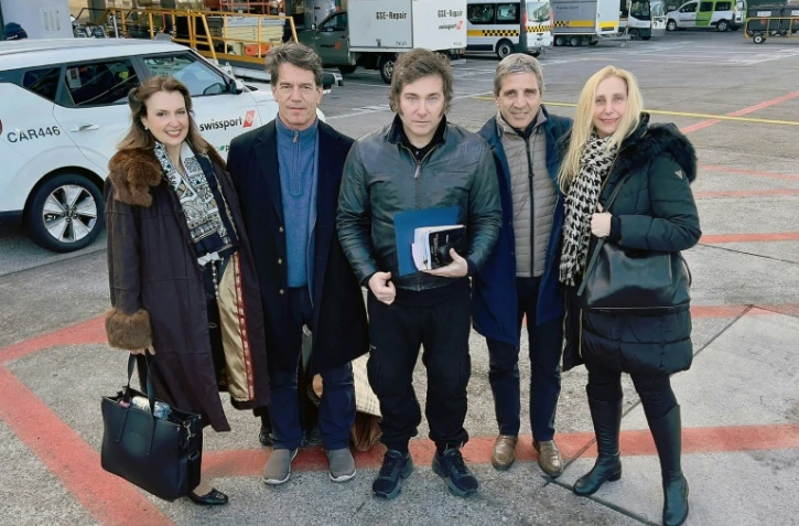Le président argentin Javier Milei (au centre), entouré de plusieurs membres de son gouvernement, le 16 janvier 2024 à leur arrivée à l'aéroport de Zurich pour participer au forum de Davos