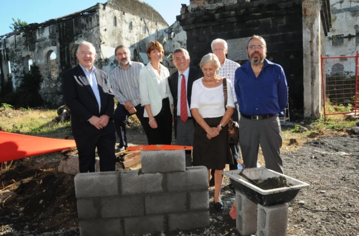 Vendredi 4 juin 2010: pose de la première pierre du chantier d'aménagement du coeur de ville de Grands-Bois (photo: DR)