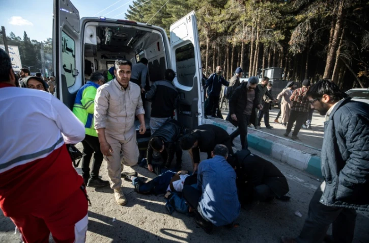 Les secours prennent en charge un blessé sur le site de l'attentat survenu à Kerman, dans le sud de l'Iran, le 3 janvier 2023