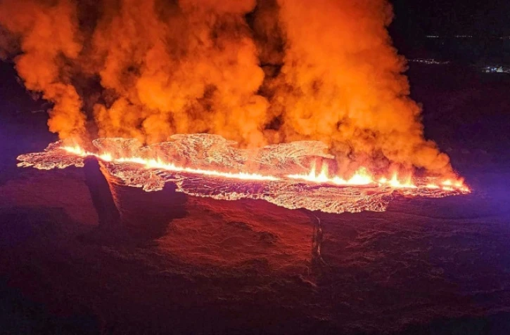 Photo diffusée par le Département islandais de la protection civile et de la gestion des urgences, le 14 janvier 2024, d'une éruption volcanique au nord de Grindavik, dans le sud-ouest de l'Islande