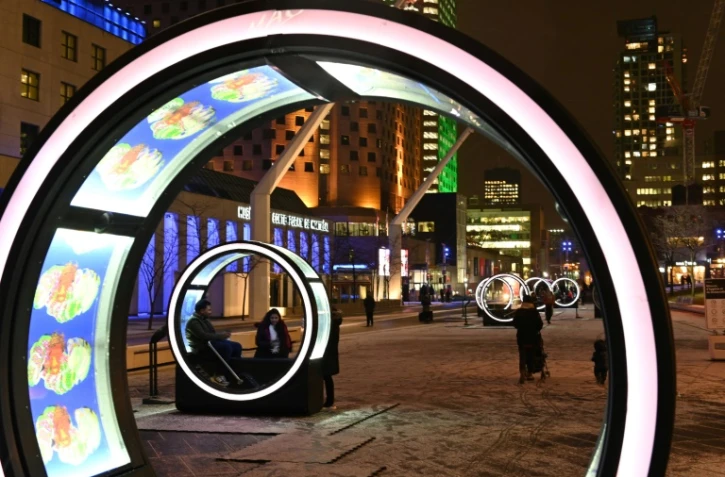 Des oeuvres sonores et lumineuses dans une rue de Montréal pendant le festival de "Luminothérapie", le 14 décembre 2020 au Canada