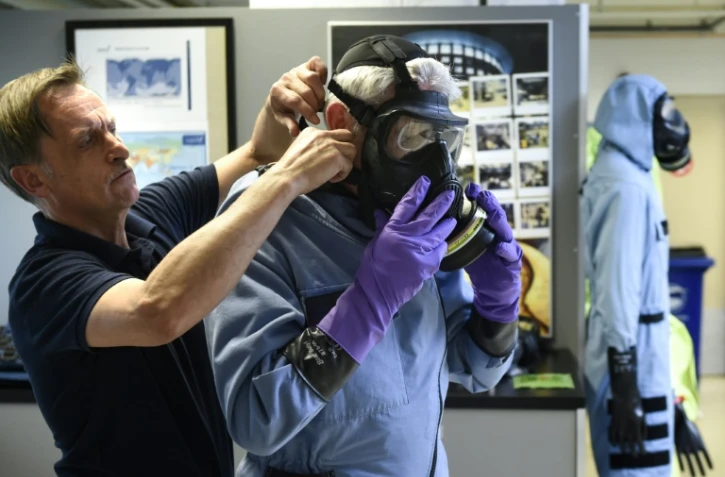 Essai d'une combinaison et d'un masque à gaz au laboratoire de l'Organisation pour l'interdiction des armes chimiques, le 20 avril 2018 à Rijswijk, près de La Haye