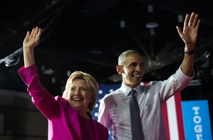 L'ex-président Barack Obama avec la candidate démocrate à l'élection présidentielle de 2016 Hillary Clinton, ici photographiés en 2016, font partie des six personnalités opposées à Donald Trump visées par des colis explosifs