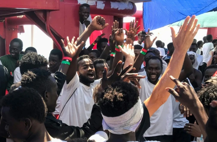 Des migrants se réjouissent à l'idée d'être bientôt débarqués en Europe, le 23 août 2019, à bord de l'Ocean Viking, dans le canal de Sicile.