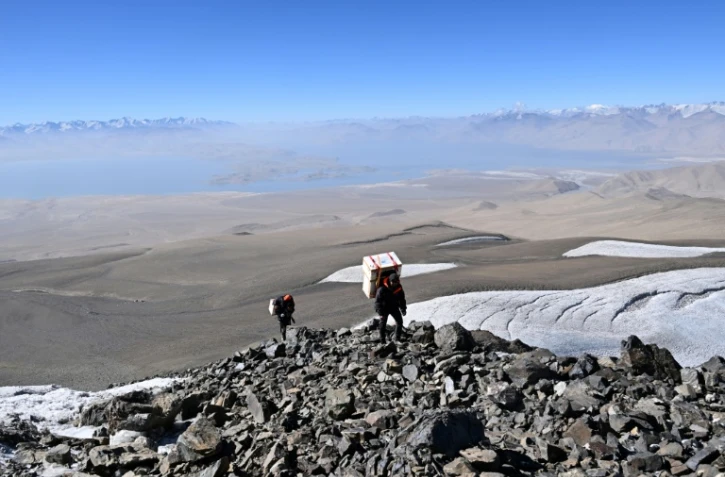 Ascension des membres de la mission scientifique Pamir-Ice-Memory vers le Kon Tchoukourbachi, dans le massif du Pamir, dans l'extrême est du Tadjikistan, le 25 septembre 2025