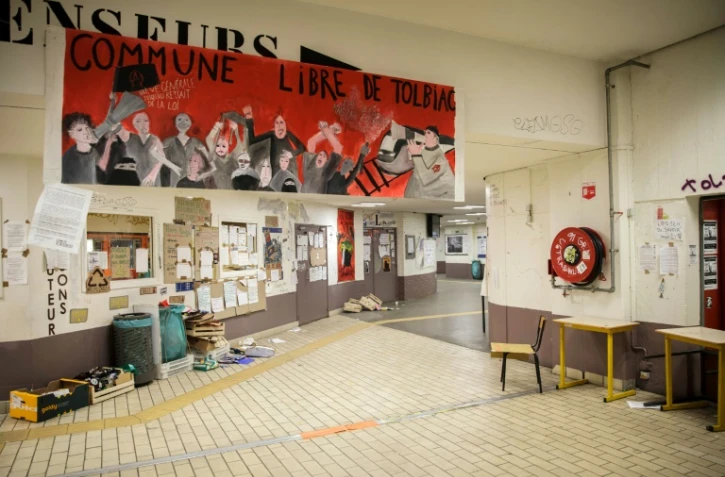 Des graffiti sur les murs du site de Tolbiac de l'université Panthéon-Sorbonne de Paris occupé par des opposants à la réforme de l'accès à l'université le 11 avril 2018