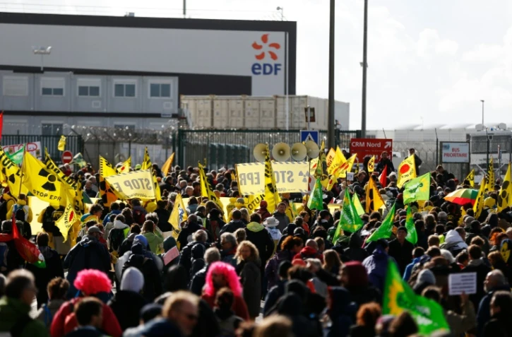 Des manifestants contre le nucléaire devant le réacteur EPR en construction à Flamanville, le 1er octobre 2016
