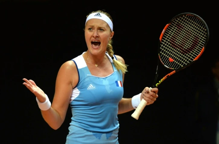 La Française Kristina Mladenovic face à la Néerlandaise Kiki Bertens en demi-finales de la Fed Cup, le 17 avril 2016 à Trélazé (Maine-et-Loire)