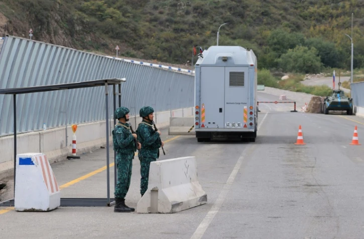Des garde-frontières azerbaïdjanais au poste-frontière de Latchine, en Azerbaïdjan, le 1er octobre 2023