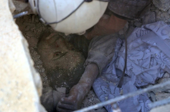 Un adolescent de 13 ans, Jamil Moustafa Habbouch extrait vivant des décombres par les Casques blancs, le 11 octobre 2016 à Alep dans le quartier du marché de Ferdous