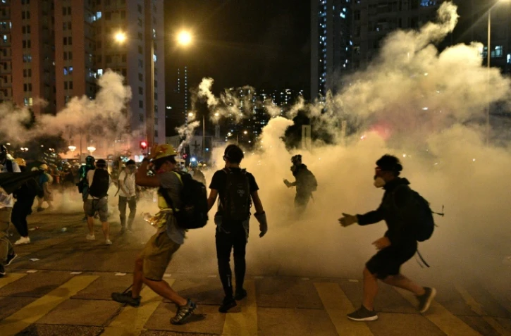 Manifestants prodémocratie au milieu des gaz lacrymogène dans le district de Wong Tai Sin à Hong Kong, tôt le 4 août 2019