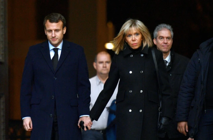 Emmanuel Macron et son épouse Brigitte Trogneux quittent l'église Saint-Sulpice après avoir assisté aux funérailles de l'homme d'affaires Henry Hermand, le 10 novembre 2016 à Paris