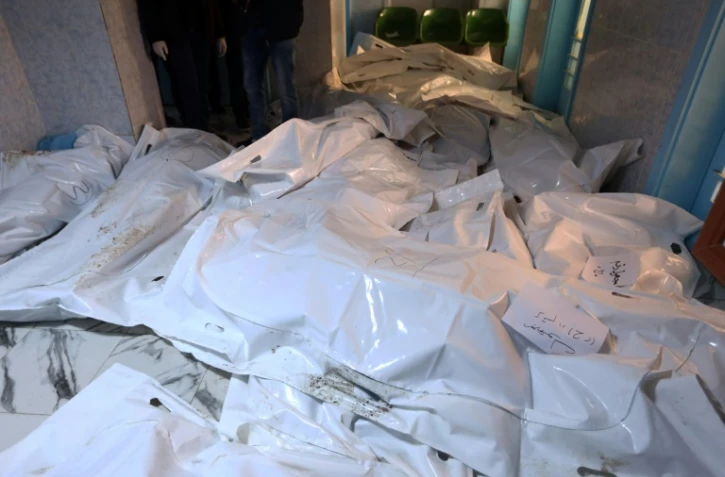 Des corps recouverts par des bâches dans un hôpital de Sabratha, à l'ouest de Tripoli, le 20 février 2016, après une attaque américaine contre un camp d'entrainement de l'EI