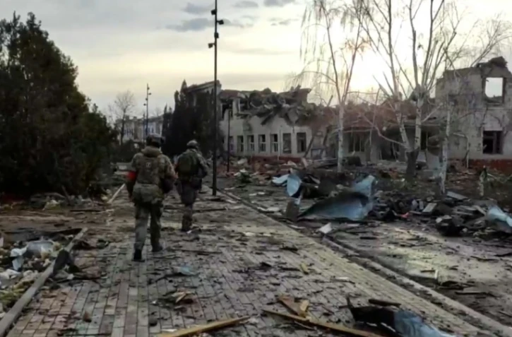 Une image diffusée le 15 mars 20205 par le ministère russe de la Défense montre des soldats russes avançant dans la ville de Soudja, dans la région de Koursk